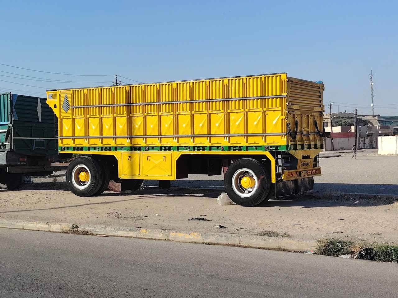 السلام عليكم مقطوره للبيع الطول طول 7:50
 دناگير برينه طخم تاير جديد ويل 24 مكاني الموصل.. *********** ...***********
