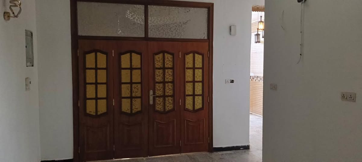 ياالله …. 
دار للبيع — طابو صرف 
موقع — حي الإعلام — الشباب — مربع الضباط
مساحة 125 
واجهة 6 وربع 
نزال 20م 
طابقين *** يحتوي على 👇🏻
-كراج ومطبخ
-صالة 
-غرف نوم عدد ( 3 )
-حولي عدد ( 2 )
-خدمات عدد ( 3 )
بالإضافة الى سطح ومخزن 
🔺 ملاحظة :👇🏻
الدار نظام رفت وجدران منفصلة
للإستفسار تواصل على ( ‭0770 263 8124‬ )
وتتوفر عروض أُخرى حسب الإمكانية
