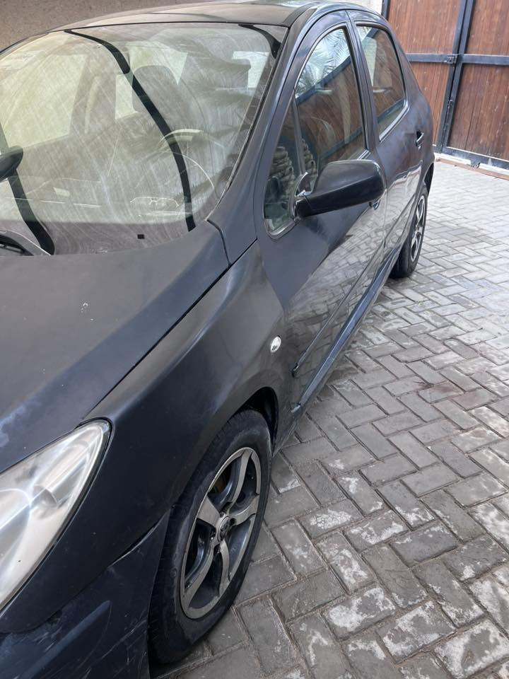 بيجو فرنسي للبيع موديل ٢٠٠٦  الرقم *********** السعر ٤١ ورقة
