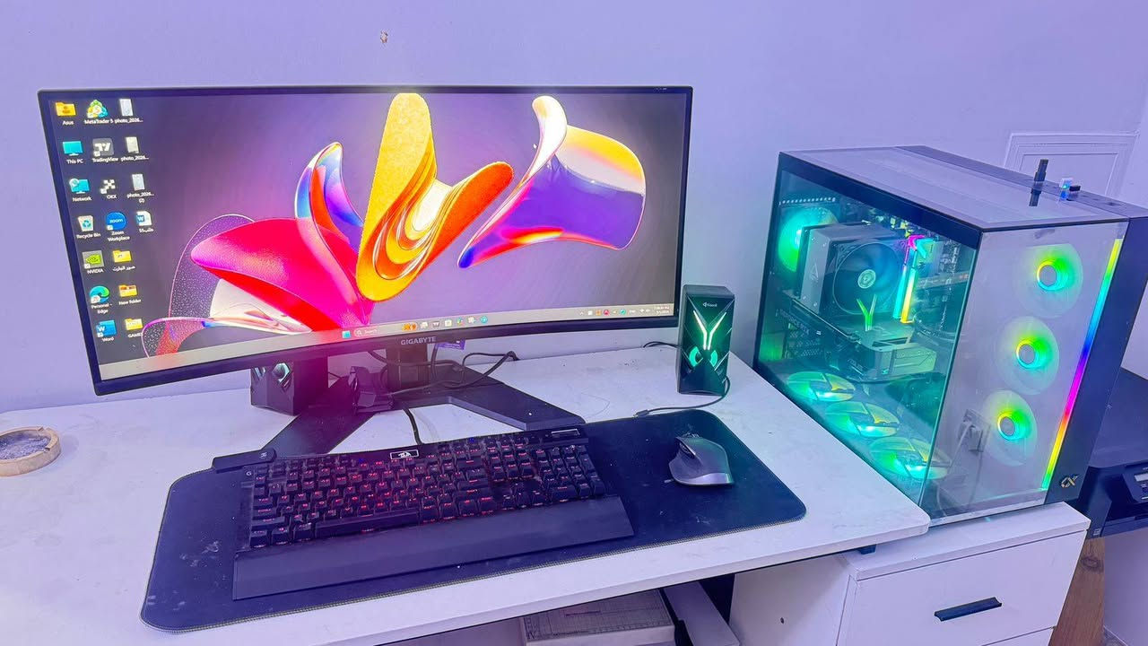 تجميعة Gaming & Productivity احترافية للبيع (جيل حديث DDR5)
الحالة: مستعملة سنة واحدة فقط بحالة ممتازة (نظيفة جداً) مع الكارتونات لجميع القطع.
​المواصفات التقنية:
​المعالج: AMD Ryzen 5 7600X (سداسي النواة، أداء جبار للألعاب والمونتاج).
​كرت الشاشة: ASUS Dual RTX 4070 12GB OC Edition (يدعم تقنيات DLSS 3 و Ray Tracing).
​الرام: Predator Vesta II 32GB (16x2) DDR5 6000MHz CL30 (سرعة فائقة).
​المذربورد: ASUS PRIME B650M-A CSM (منصة AM5 تدعم التطوير المستقبلي).
​الهارد: Predator GM7000 1TB NVMe M.2 (سرعة قراءة تصل إلى 7400MB/s).
​الشاشة: Gigabyte G34WQC 34-inch 2K 144Hz Ultra Wide Curved (تجربة سينمائية).
​المبرد: Arctic Freezer 36 CO (تبريد هوائي احترافي وهادئ).
​الباور سبلاي: Gamdias Helios 850W 80 Plus Bronze.
​الكيس: XIGMATEK AQUA ULTRA Black (تصميم زجاجي بانورامي مع مراوح RGB).
​الملحقات الإضافية:
​ماوس Logitech MX Master 2S (الأفضل للإنتاجية).
​كيبورد ميكانيكي Redragon K550 RGB Yama.
​لاقطة وايفاي TP-Link PCI.
​نظام تشغيل Windows 11 Pro أصلي
السعر مليونين ونص ٢،٥٠٠،٠٠٠
الاتصال على رقم الهاتف  ***********
