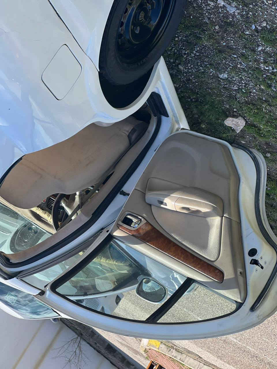 نيسان سه نى براوه دووبه ى مؤديل 2011. تؤماتيك مكينه 1.6 ناوزه رد به ره ده رگا فؤ رميگا كؤدى ئاسايشى هه يه هه مووكيانى به شرت ***********.            ***********
