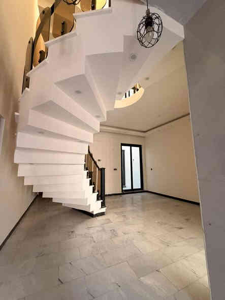 #الجميع 
للايجار للايجار 
130 متر مودرم ثلاث غرف نوم جديد 
***********
***********
