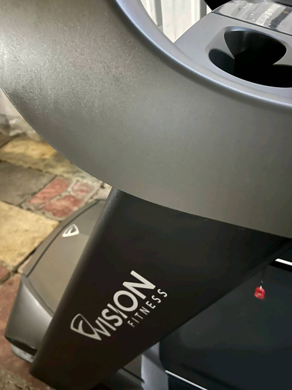  جهاز ركض (treadmill) من علامة "Vision Fitness". 
العلامة التجارية: الجهاز يحمل علامة "Vision Fitness" التجارية. 
الميزات: أجهزة المشي من Vision Fitness مصممة لتكون قوية ومتينة، وتوفر سطح جري واسع ونظام توسيد مريح لحماية المفاصل أثناء التمرين. 
الأداء: تتميز بمحركات قوية توفر أداءً ثابتًا ومستمرًا لمختلف مستويات التمارين، من المشي الخفيف إلى الجري المكثف. 
الاستخدام: يمكن استخدامها في المنازل أو المرافق التجارية، وتأتي غالبًا مع شاشات عرض واضحة لتتبع مقاييس التمرين مثل السرعة والمسافة والسعرات الحرارية. 
علما ان سعره في الشركه 35 ورقه 
الموقع شارع فلسطين