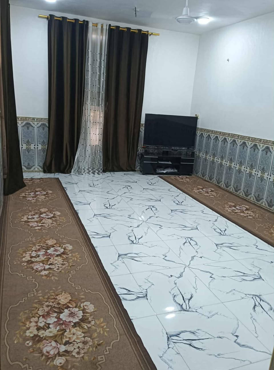 السلام عليكم بيت للبيع مقابيل مستشفى مرجان خلف البانزين خانة المساحة 240 سند 25 السعر 80 وبي مجال ***********
