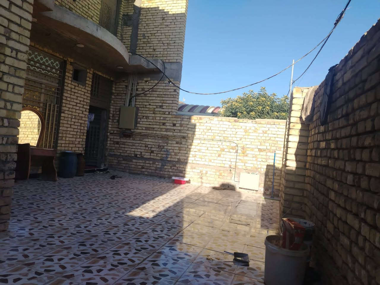 دار للبيع حي الحكيم  كوت علطريق عماره بصره العام خدمات مجاري دفن ريسيه وشارع صب  ونت ضويي منطقه مخدومه البيت طابقين ٢٥٠م الاول ٣غرف مع صالتين و٢مناور ومطبخ وديوانيه وحمامات داخليه وخارجيه الطابق الثاني نفس الحاله بس بدون كاشي كامل  سعره 110 مليون وبي مجال 
حي الحكيم شارع الوايليه يبعد عن الشارع ١٠٠م


**إذا كنت صاحب هذا الإعلان وتريد حذفه لأي سبب، رجاءا أرسل رسالة إلى الدعم الفني**