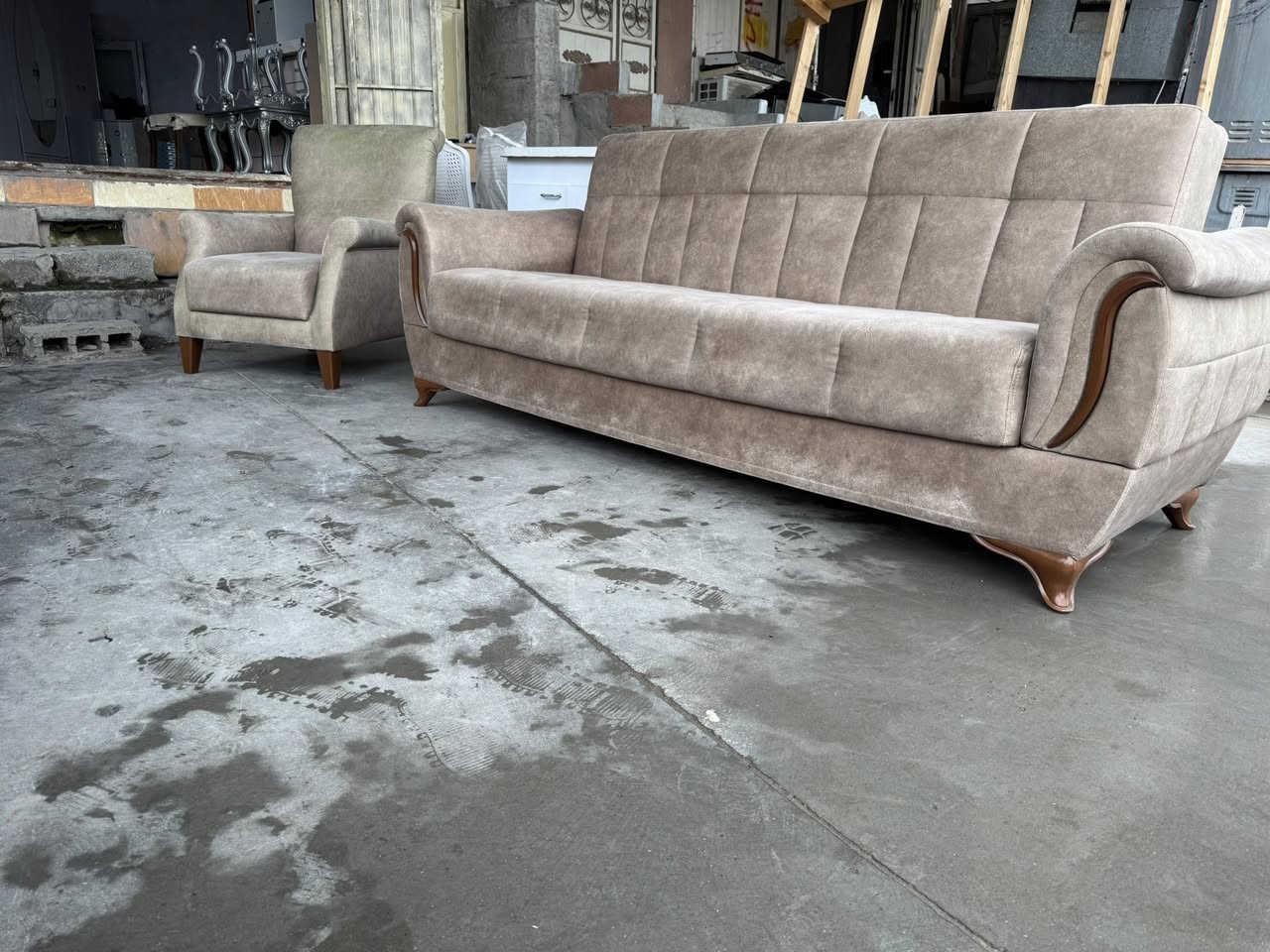 قه نه فه ي تو كي ده بيت به سيستم (10)نه فريه
شتيكي زور جوان بي عيب نأو نيشان كه لآر نأو مزاد 
خانه كونه كه پشت مكتب ليلا قاسم پيشانكاي هاوكار زه نكنه)
هه ر به ريزيك ويستي تليفون به كات به م ژماريه 
(***********)
