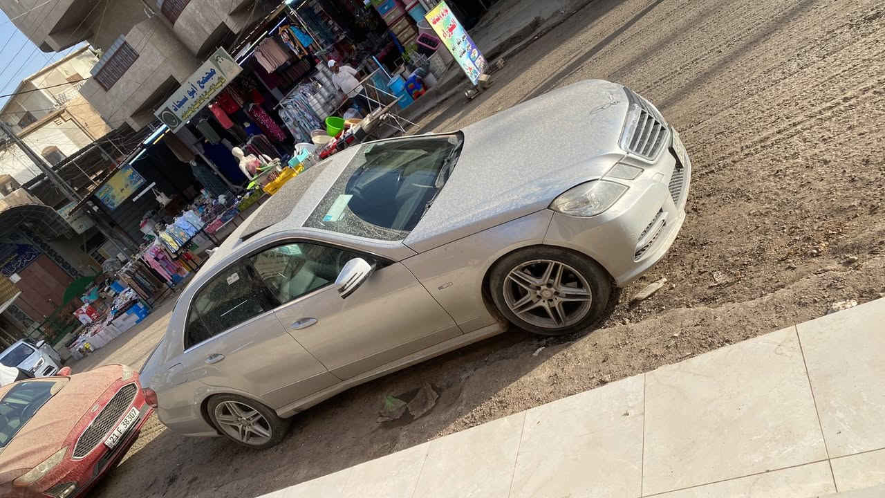 � للبيع – مرسيدس E-Class W212 –

📌 الموديل:2012e350   – وارد / وكالة

📌 المحرك: v6

📌 الممشى: (اكتب عدد الكيلومترات)

📌 اللون الخارجي: سلفر معدني

📌 اللون الداخلي: جلد بيج / أسود

📌 الحالة: ممتازة جداً – استخدام نظيف

شاشة وسطية

 • كاميرا خلفية

 • مقاعد جلد كهربائية

 • حساسات خلفية

 • أنوار LED

 • مثبت سرعة

 • تشغيل بصمة

 • تكييف ممتاز

 • جنوط مرسيدس وكالة (بدون AMG)

 • فتحة سقف عادية 
⸻

🧰 الصيانة:

 • الصيانة دورية ومنتظمة

 • مكينة وقير على الشرط

 • سياره بدون باب مبدل نفس الون  

السعر:170$

مكان السياره اربيل لتواصل 
*********** واتس اب
