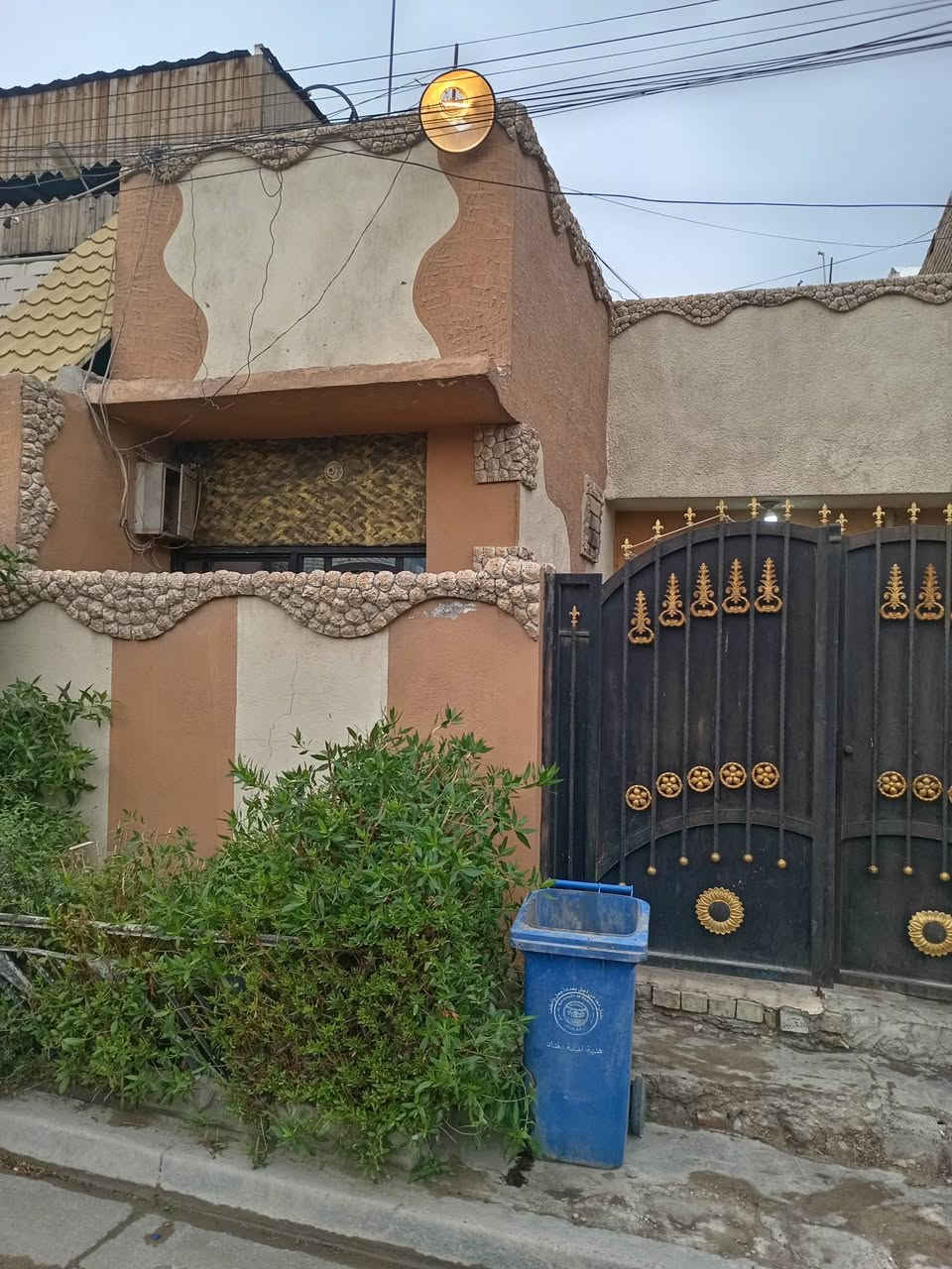 السلام عليكم دار صابو مساحة ١٢٠ م للبيع بناء قديم بمنطقة المواصلات قرب جامع خديجه خدمات كامله تبليط ماء مجاري كهرباء مدارس طابق ونص غرف عدد ٢ الاتصال على الرقم ***********
