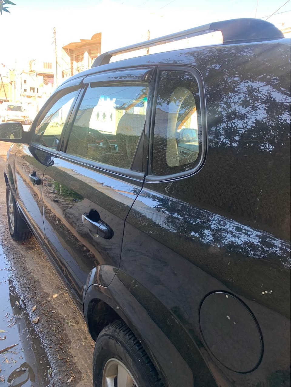 🚗 توسان 2008 للبيع - مال جنّاي ونظيفة 
السيارة وارد كندي، جاهزة من كلشي وما محتاجة أي مصروف، دق سلف وتوكل.
التفاصيل:
• الموديل: 2008.
• المحرك: 2000 (اقتصادي ونشط).
• اللون: أسود ملكي.
• الكير والمكينة: بشرط الفحص، كير ومكينة خير من الله.
• التبريد: ثلج وشغال 100%.
الإضافات والنظافة:
• الصدر والتايرات: تخم تاير جديد (نضيف).
• الداخلية: شاشة أندرويد حديثة.مع كامرا
• الحالة: السيارة جاهزة للاستخدام، لا نقص ولا صوت.
📍 مكان السيارة: بغداد (متواجد في حي المواصلات / أو يم مدينة الطب).
💰 السعر: [88 ورقة] (بيها مجال بسيط للشراي المباشر).
📞 للاتصال: [***********] بغداد, العراق
