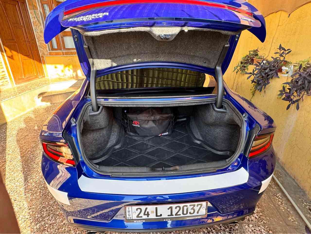 سلام عليكم 
دوج جارجر 2022 GT كفالة عامة مكينة 3600 مواصفات 

شاشه كبيره 
شفتات ستيرن 
تشغيل عن بعد 
سماعات الباين 
كشن كهربائي وحضن 
حساسات خلفية
دكمة سبورت 
باقي مواصفات gt المعروفة 
 ماشية 65 مايل بدون صبغ وبدون تعديل طخم تواير +بطارية قبل اسبوع شادلها سنوية جديدة باسمي  
السيارة كلها على وضع الشركة 
سعر 268
مكان زاخو رقم 
*********** زاخو, دهوك
