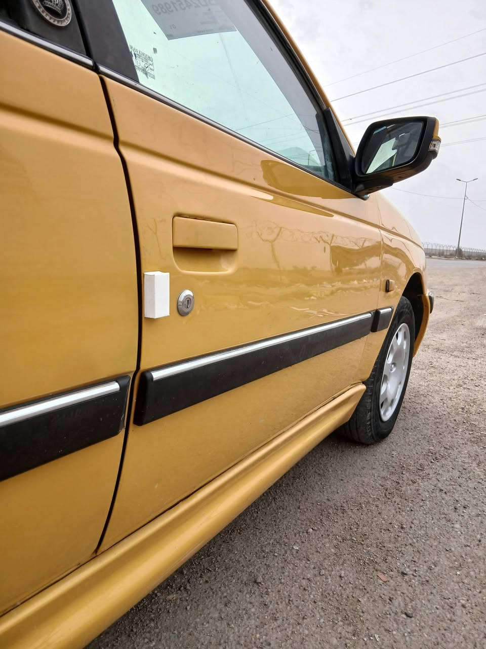 السلام عليكم بيجو بارص موديل 2015 لا ضربة ولا تبديل ولا جراد ولا بارد صفاح موس بيهه صبغ شي قليل هلال خلفي وكصة بنيد فقط دوشمة جديدة حراري حدادية أمامي خلفي جديد تخم تاير كهربياتهه كلهه شغالة هية وغرامة مصفرة رقم بغداد تحويل شوكت متريد عارضهه 48 بيهه مجال حك الجية سيارة جاهزة 
مكاني بغداد رقمي ***********
