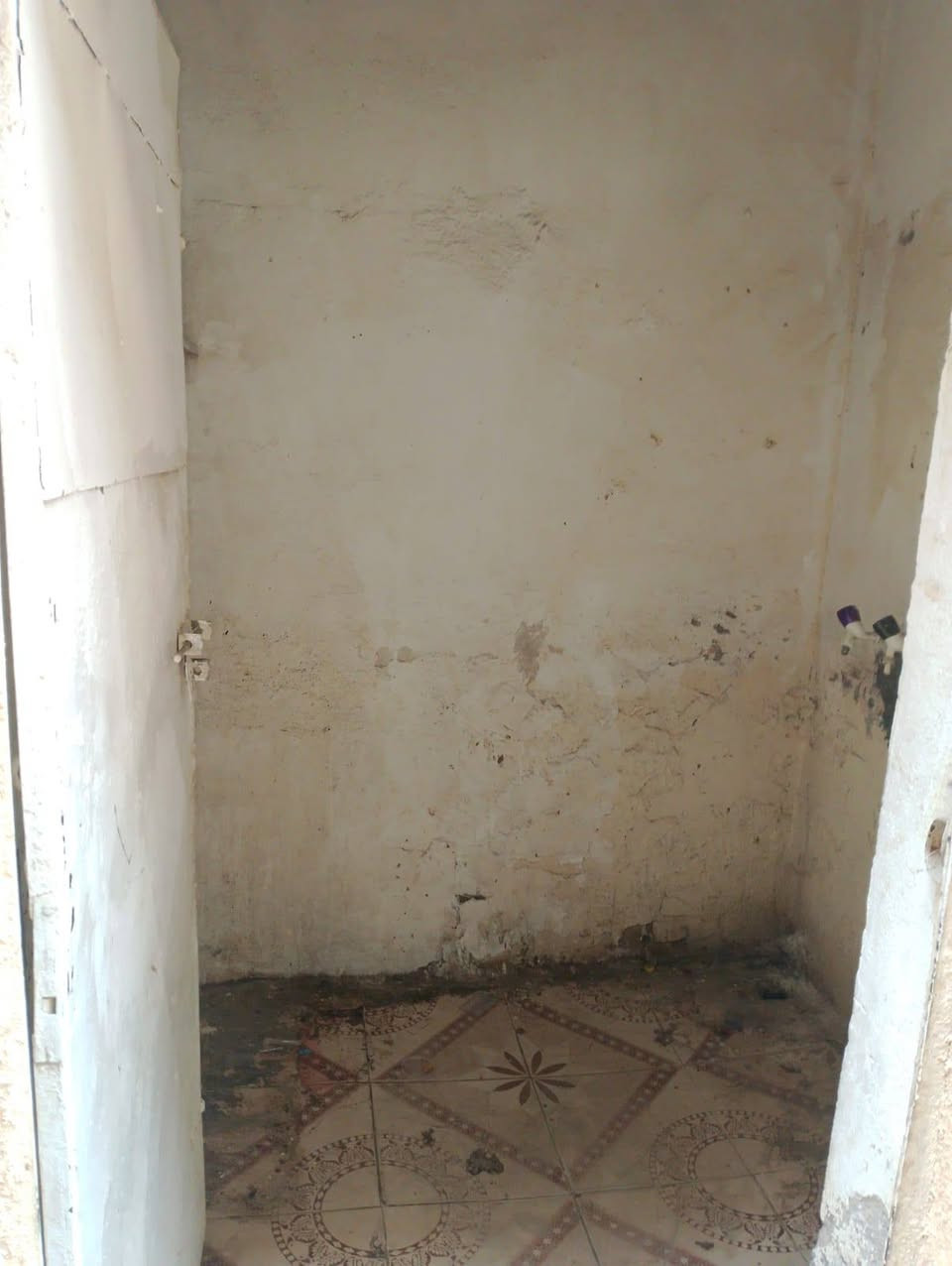 سلام عليكم بيت لليجار مساحه 75 بي غرفتين و صحيات و مطبخ صغير مكان بل شريفي سعر 200 قفل ***********
