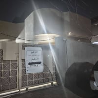 بيت ٢٠٠ م في حي العداله منطقة ٣٥ الف طابق واحد يحتوي على غرفتان واستقب...
