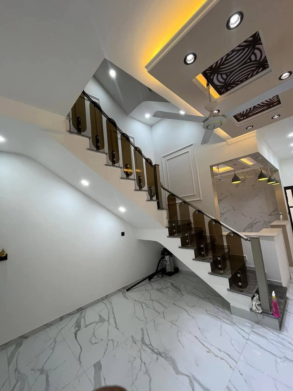 دارللبيع بناءحديث طابوصرف الاعظميه مساحه ١٠٠مترواجهه ٤ونزال ٢٥ يحتوي الدار على كراج يتسع إلى سيارة وصالة ومطبخ معزول وهول داخلي وخدمات وغرفه نوم والطابق الأول يحتوي على ثلاث غرف نوم وخدمات العنوان حي القاهره المعلمين قرب أسواق حيدر للاستفسار ***********
