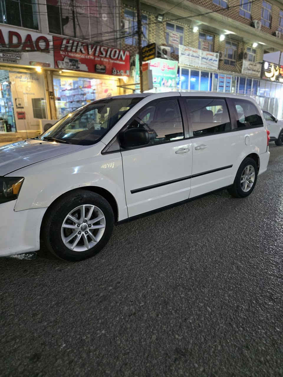 دوج كرفان 2012 بأسمي 
مكفوله 
سنوية ما ساقطة بسمي 
 مكينة وكير مكفولات 
محرك3600
السيارة مثل مامبين بالسونار نظيفة شاشة اندرويد كار بلي 
كامرة خلفية
 بيبان وجنطة ميكانيك 
مكان السيارة نجف قرية الغدير 
سعر 120وبيه مجال
متوفر واتساب
***********

