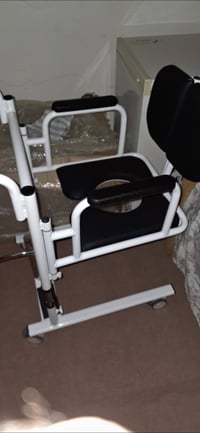 للبيع كرسي (ناقل المريض) جديد لوك بالكارتونة مالته ما مستعمل سعره مناس...