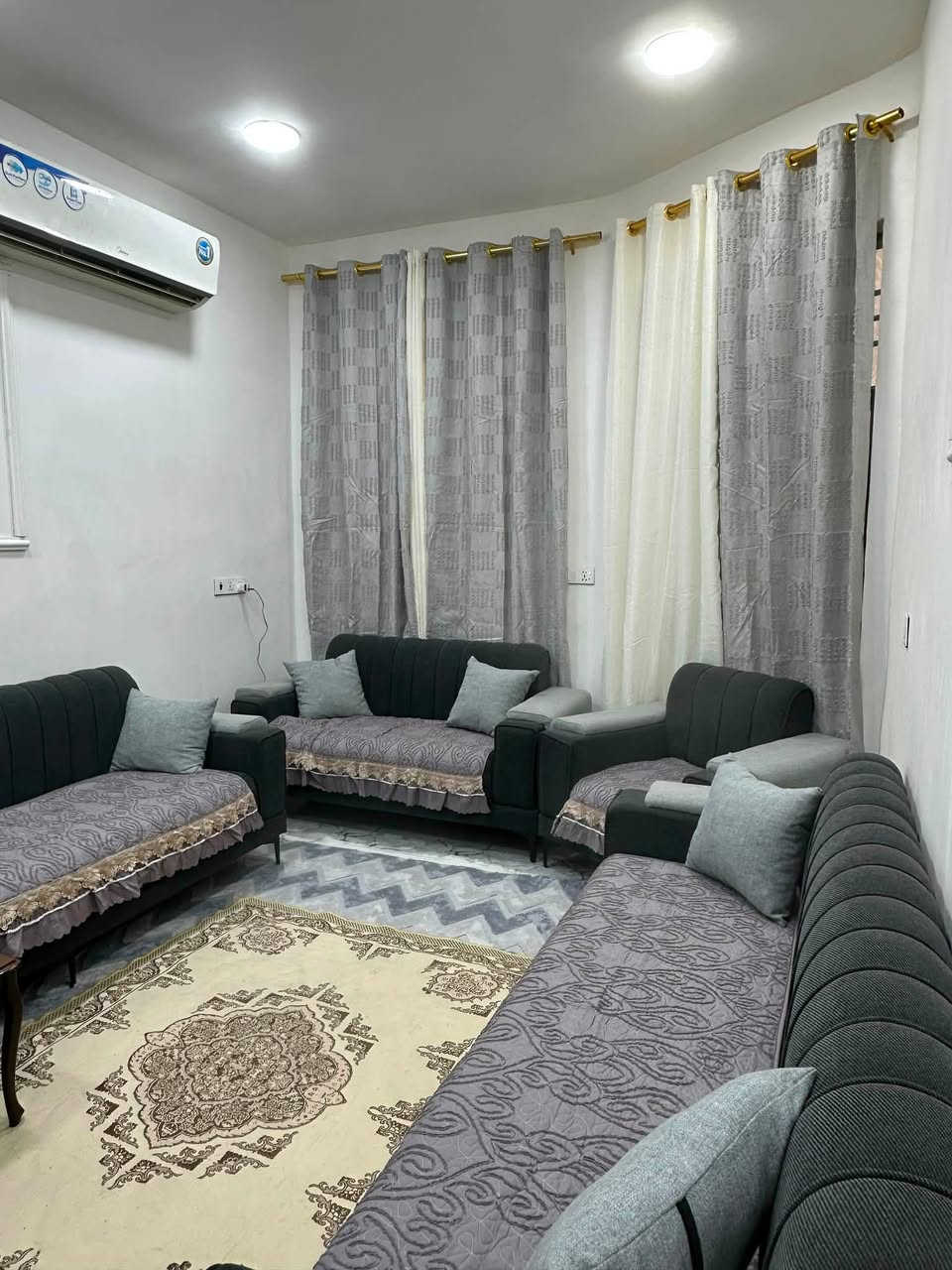 بيت للبيع ١٠٠ م الزعفرانية زراعي بيت بنية سند ٢٥ بناء حديث فرع ٣٢ يمينا
طابق واحد يحتوي على طرمة كبيرة ومدخلين وصالة وغرفة نوم واحدة  و مطبخ ومنور مثل ما مبين بالصور ( السعر 83 ) مليون (( ما ابيع قسط )) المراجعة في نفس البيت للاتصال *********** ابو احمد ( واتساب )

