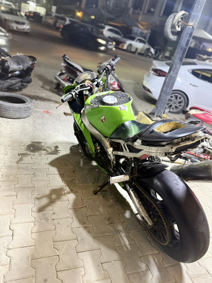 سلام وعليكم كاوسكي لبيع 2004 636 دراجه مكفوله كفاله عامه وكفر كامل وعداد شغال ومزوده شوفت عينك بيه تخم تاير جلاتين وبلحقيقه احلا من بل صور رايده ٢٨ وبيه مجال قليل مكاني بغداد الاعظميه وستفسار اكثر خاص وهاذا رقم ***********
