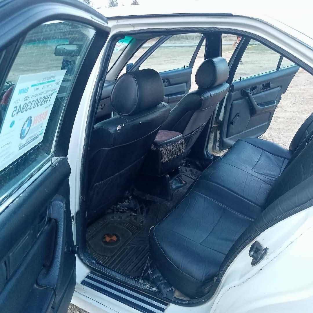 السلام عليكم 
بي ام للبيع BMW
الحجم 520 مسكر 
كير عادي شرط 
قطره صبغ ما بيها 
جوم كهرب شغاله
اي طخه ما بيها بلادي شرط 
رقم مسطره شرط التحويل 
سياره كلين ابلادي ما يعوزها شي 
السعر (48) وبيها مجال 
المكان الموصل 
ناحيه زمار 
التواصل.. ***********
مو شراي لا تراسل ولا تخابر

