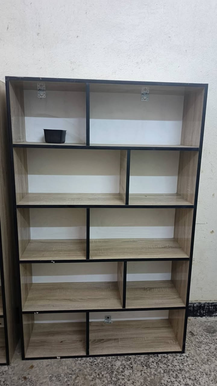 (للبيع)
3 رفوف خشب + ميز عرض حديد 

قياس الرف الخشب 
(أرتفاع: متر و60سم)(عرض:1 متر)

السعر 
الرف الخشب القطعه الواحده (٦٠)
ثلاث قطع (١٥٠)

الميز الحديد (٣٠)

لـلأستفسار 
 ***********
