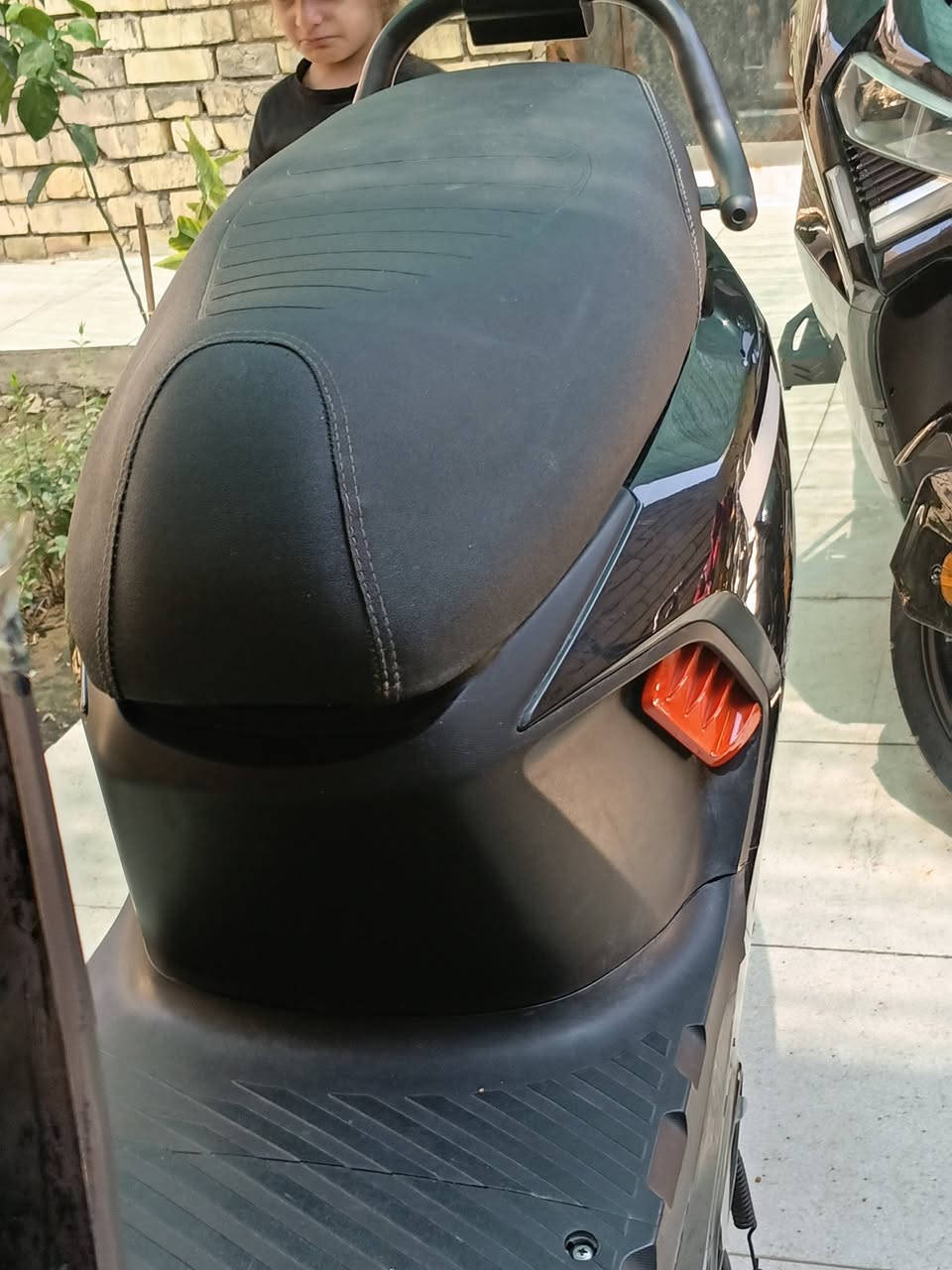 دراجة للبيع 
كراون G9 جاهزة وحلوة 
ملف 1500 w
بطاريات وينلي جديد 30 A يعني وين مايعجبك اطلع
 سماعات بلوتوث صوت واضح وعالي   . منفذ يو اس بي 
ثلاث سرع 1.2.3  +R
 بيها ملاحظات بسيطة بالكشر  ما ماثر على شكلها 
تايرات جدد قبضات وبريكات رياضي 
لدات جانبية ولدات خلفية وامامية 
لايت عالي ناصي سكن دبل اشارة 
السعر جدا مناسب 600 الف فقط والمجال جدا بسيط . 
العنوان بغداد الزعفرانية ***********
