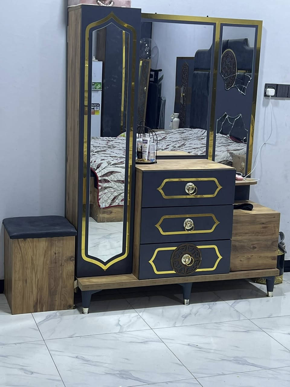هلو عندي غرفه للبيع. 
متكونه من 10 قطع. 
تركي. ثكيلله كلشش. 
بيه اضرار بسيطه. 
بيع مستعجل. 
خذيتها ب3 ونص وللله. 
وسعرها. 1 ونص.  وبيها مجال


**إذا كنت صاحب هذا الإعلان وتريد حذفه لأي سبب، رجاءا أرسل رسالة إلى الدعم الفني**