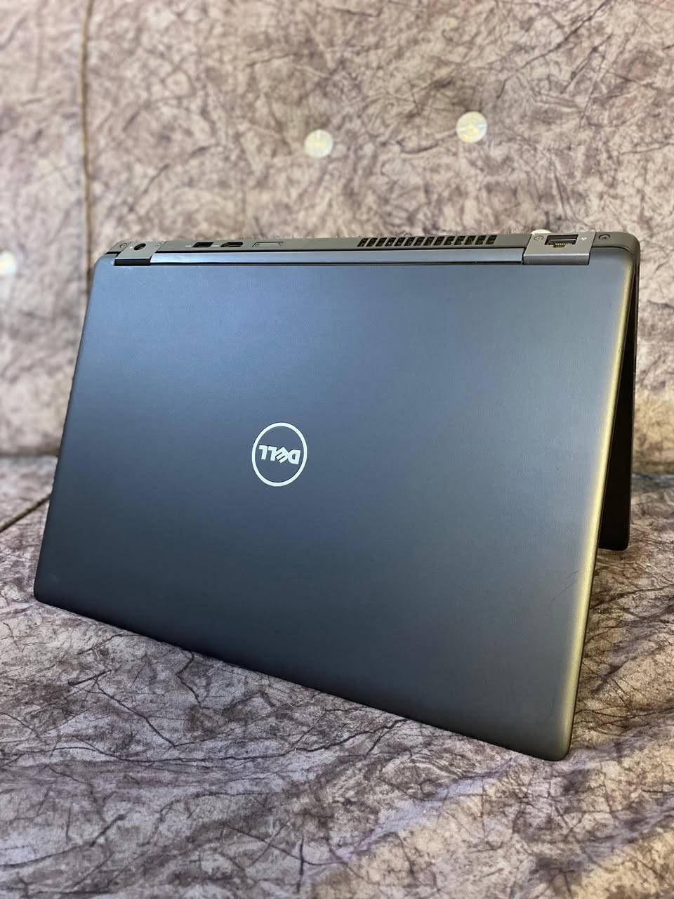 السلام عليكم شباب لابتوب ديل مواصفات راقية استخدام شخصي نظيف كلش مستخدم شهر واحد بعده بالكارتونة للبيع بسعر مناسب 235 ألف أقوى لابتوب ممكن تحصله بهالسعر يشغل كل شي اللابتوب مكفول عالفحص من كل النواحي تفحصه يلا تدفع حقه

مشغل عليه كل أنواع الألعاب مثل GTA 5 وببجي وكول اوف ديوتي وباتلفيلد وبيس وغيرهن من الألعاب القوية

ومشغل عليه كل أنواع برامج الهندسة مثل الاوتوكاد والماتلاب والآردوينو وبرامج التصميم مثل الفوتوشوب والاليستريتور وبرامج المونتاج مثل البريمر برو والسوني فيغاس وبرامج الطباعة مثل الادوبي ريدر والاوفيس والوورد والاكسل والبور بوينت وكل تطبيقات مواقع التواصل الإجتماعي وغيرهن من البرامج القوية

مواصفات اللابتوب:
النظام ويندوز 11 برو 64 بت (مفعل مدى الحياة) بأحدث التعريفات والبرامج والألعاب
المعالج قوي جداً الجيل السادس CORE i5 بسرعة عالية 2.50 GHz
الهارد 256GB SSD اسرع واحدث نوع
الرام 8GB سريع جداً نوع DDR4
كارت شاشة انتل 4GB نوع عالي الاداء
حجم الشاشة 14.1" إنش فول HD دقة عالية جداً
الشاشة قابلة للفتح 180° درجة
يحتوي على بلوتوث + وايفاي
يحتوي على كاميرا امامية
يستقبل سيم كارت ورام
بطارية ممتازة تشغيل مستمر حوالي 3 ساعات
بي كل أنواع المنافذ: 3 منافذ USB ومنفذ تايب سي ومنفذ HDMI ومنفذ VGA ومنفذ LAN ومنفذ هيدفون

ملحقات اللابتوب شاحنته الأصلية 65W واط والكارتونة


**إذا كنت صاحب هذا الإعلان وتريد حذفه لأي سبب، رجاءا أرسل رسالة إلى الدعم الفني**