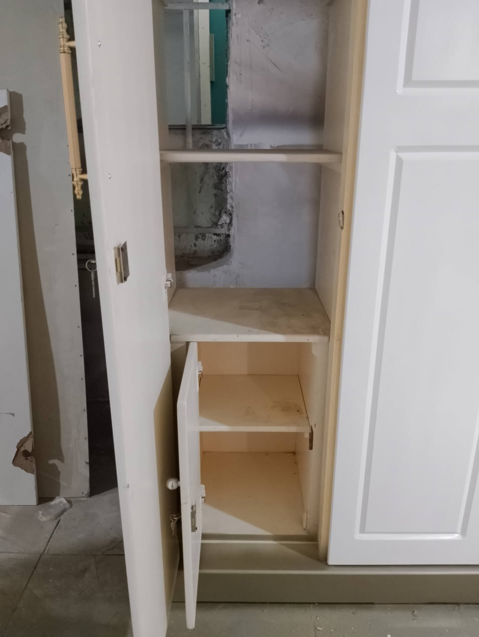 معرض سليم
كنتور كويتي 3 باب عرض متره وربع رتفاع مترين و40سم 
السعر ,300 
***********
