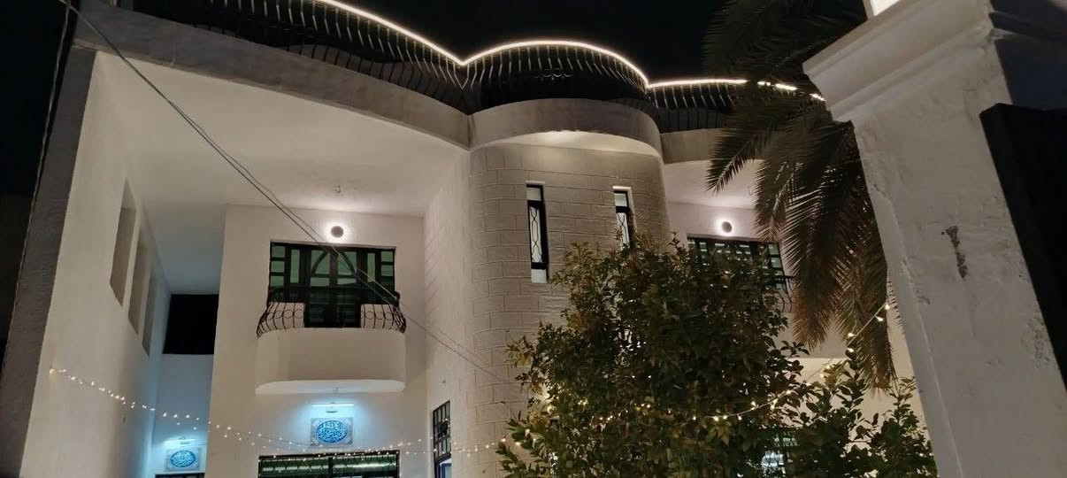 بيت للبيع في حي الأسرة 
المساحة: 318 متر
الواجهة: 12.5 متر / النزال: 26 متر
جنس العقار: طابو صرف 
سنة البناء: 2017
البيت طابقين 

تفاصيل البيت:

الطابق الأرضي:
1) كراج 
2) حديقة 
3) مطبخ 
4) استقبال 
5) صالة 
6) غرفتين نوم نظام سويتات 
7) صحيات داخلية وخارجية 

الطابق الثاني:
1) غرفتين نوم نظام سويتات 
2) صالة 
3) بيتونة 

مكتب العقاريون 
للأستفسار: ***********
