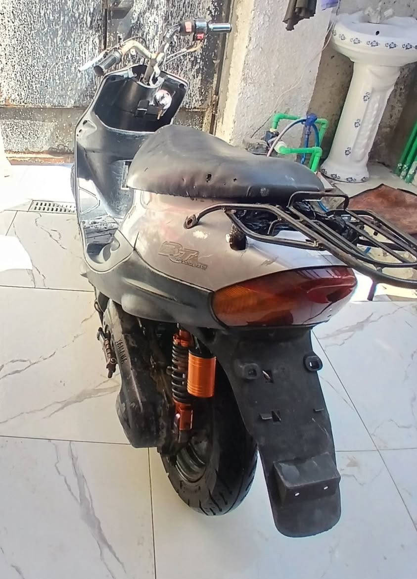 السلام عليكم دراجه 9زروف للبيع أو مراوسه سرعه 80 مابيهه صوت اكسل شغاله ربع هندر كامله من طول لطول السعر ٢٥٠ المكان بصره ابو الخصيب  ***********
