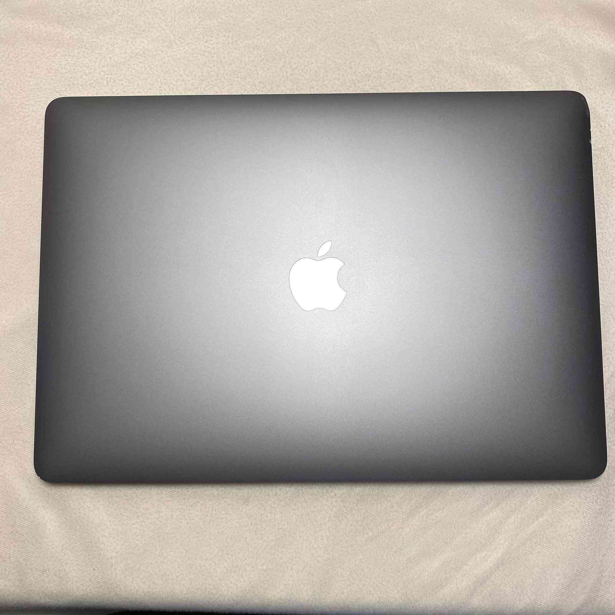 MacBook Air M1 13” للبيع
السلام عليكم،
ماك بوك اير M1، ذاكره ٢٥٦ كيكا رام ٨.

الجهاز اشتريته قبل اقل من سنتين(الوصل موجود) من وكاله ابل iCenter، الجهاز نضيف جداً استخدام قليل، بطارية ٩٧٪؜
فقط ضرر شكلي خفيف على الركن الايسر (موضح بالصور)

الجهاز كامل ومعتني بيه، الصندوق الاصلي والكتيبات، الشاحن الاصلي والكيبل الاصلي، وايضاً جنطه حمل

السعر ٦٥٠ الف، ومتوفر توصيل لكل العراق

الشراي يتفضل خاص وبالعافيه مقدماً 🌹


**إذا كنت صاحب هذا الإعلان وتريد حذفه لأي سبب، رجاءا أرسل رسالة إلى الدعم الفني**