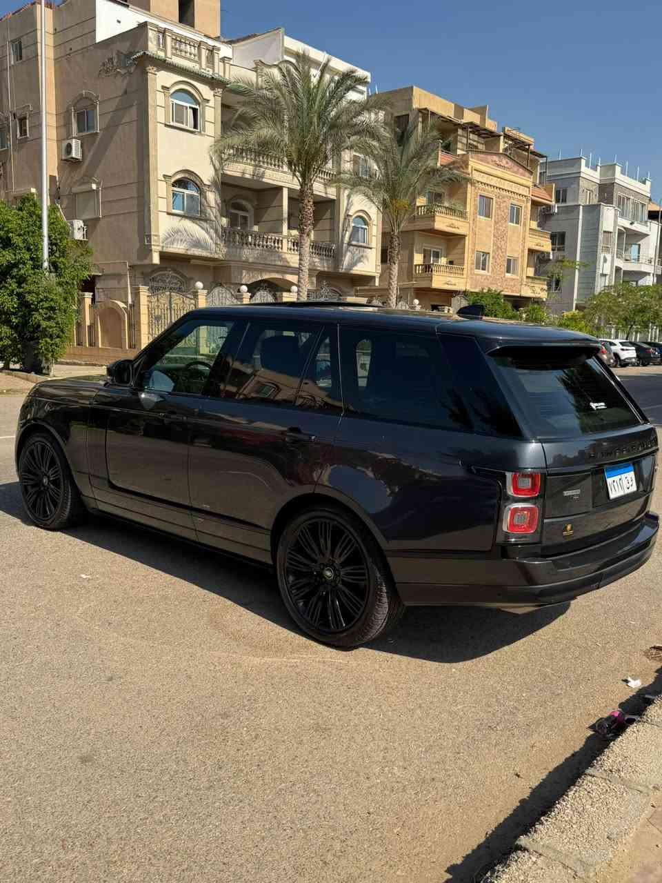 V8 ! رنج روفر فوج أوتوبيوجرافي P525 موديل 2020
 Vogue Autobiography  
الموديل: 2020.
العداد: 98,000 كم فقط.
all fabrica 
all service done 
🎯 مواصفات الرفاهية الملوكية (Autobiography):
🛋️ مقاعد جلد طبيعي فاخر (Semi-Aniline) مع ميزات المساج (Hot Stone)، التبريد والتدفئة للمقاعد الأمامية والخلفية.
📺 نظام ترفيهي متكامل وشاشات لمس ذكية مع نظام صوتي ثلاثي الأبعاد Meridian Signature الفاخر.
🌬️ نظام تعليق هوائي ذكي (الهيدروليك) لراحة تامة تفرش لك الطريق حرير.
🚪 أبواب شفط ذكية وسقف بانورامي يمتد على كامل السيارة.
❄️ نظام تكييف رباعي المناطق مستقل لكل راكب وثلاجة داخلية.
🛡️ رادار تفاعلي، كاميرات محيطية 360 درجة، نظام الحفاظ على المسار، ونظام المساعدة على الركن
رنج_روفر_فوج #رنج_روفر_اوتوبيوجرافي #رنج_فوج #فوج_2020 #سيارات_للبيع #حراج_السيارات #RangeRoverVogue #Autobiography #Vogue2020

call -01006778874


**إذا كنت صاحب هذا الإعلان وتريد حذفه لأي سبب، رجاءا أرسل رسالة إلى الدعم الفني**