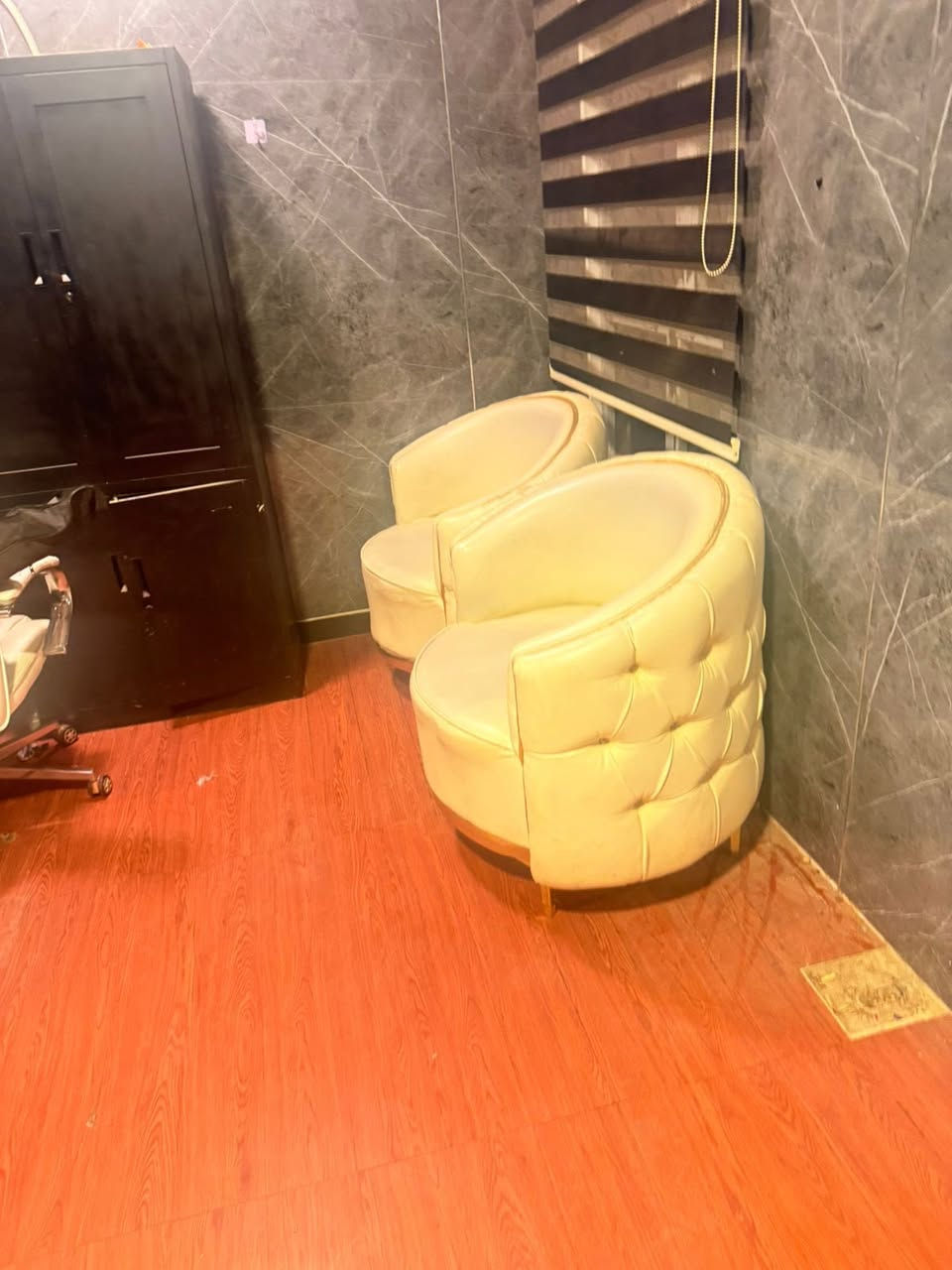 سلام عليكم تخومه ثنين مكتبيات سعر الواحد ٣٥٠ الف وبي مجال بسيط حك الجيه مكان بغداد الحريه بشارع المدارس بدايت الثانيه 
رقم ***********
