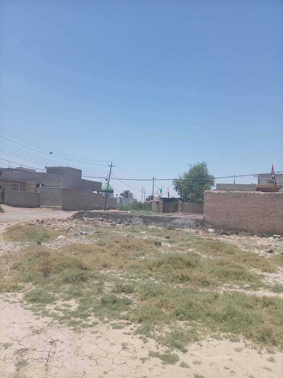 السلام عليكم بيت للبيع في الكوت حي الحكيم الثانيه (قريه سيد شاطي) قريب على الشارع العام المساحه 250 م بيت نضيف ومابيه كل نقص من ناحيه الكهرباء والماء كامل من جميع النواحي يتكون من مطبخ واستقبال وغرفه نوم وصاله جلوس وصحيات خارجيه وبيه حديقه مساحتها ما يقارب ل100 متر كما موضح داخل المنشور للاستفسار الاتصال على الاقارم التاليه متواجد اتصال فقط وبيكم خير وتدللون 
***********
***********(ابو زهراء)
