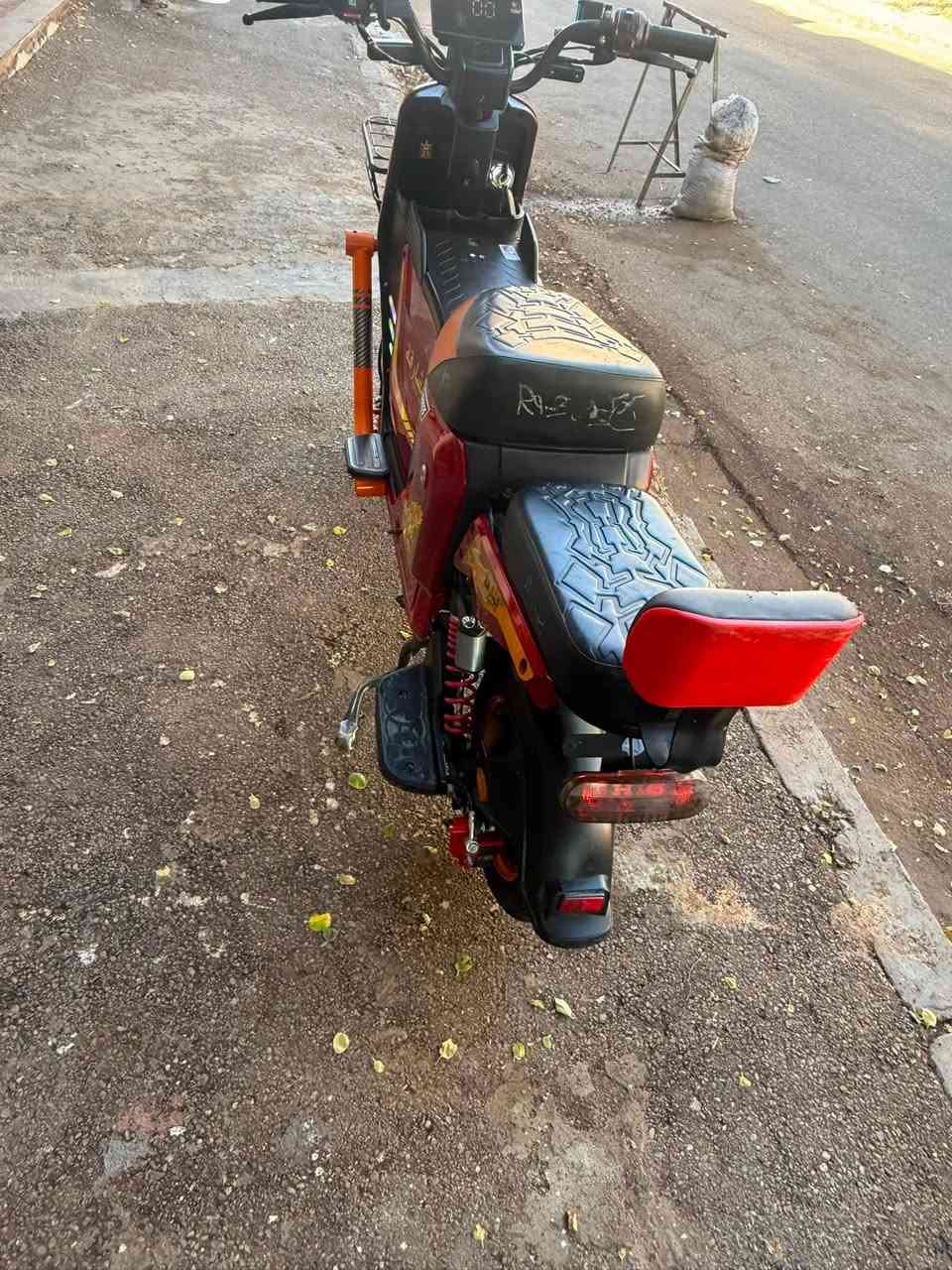 سلام عليكم 
شحن x900 للبيع دراجه كامله مابيها نقص 5 بطاريات
3 بدلتهن جدد  4 سرع بيها سويج 1 وبصمه 2 
السعر 350 
***********
