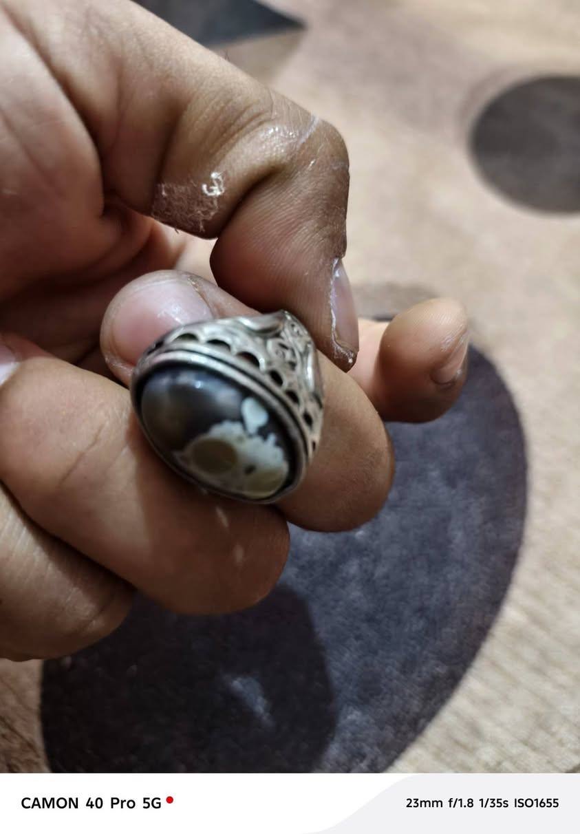 سلام عليكم محبس للبيع السعر مناسب***********
