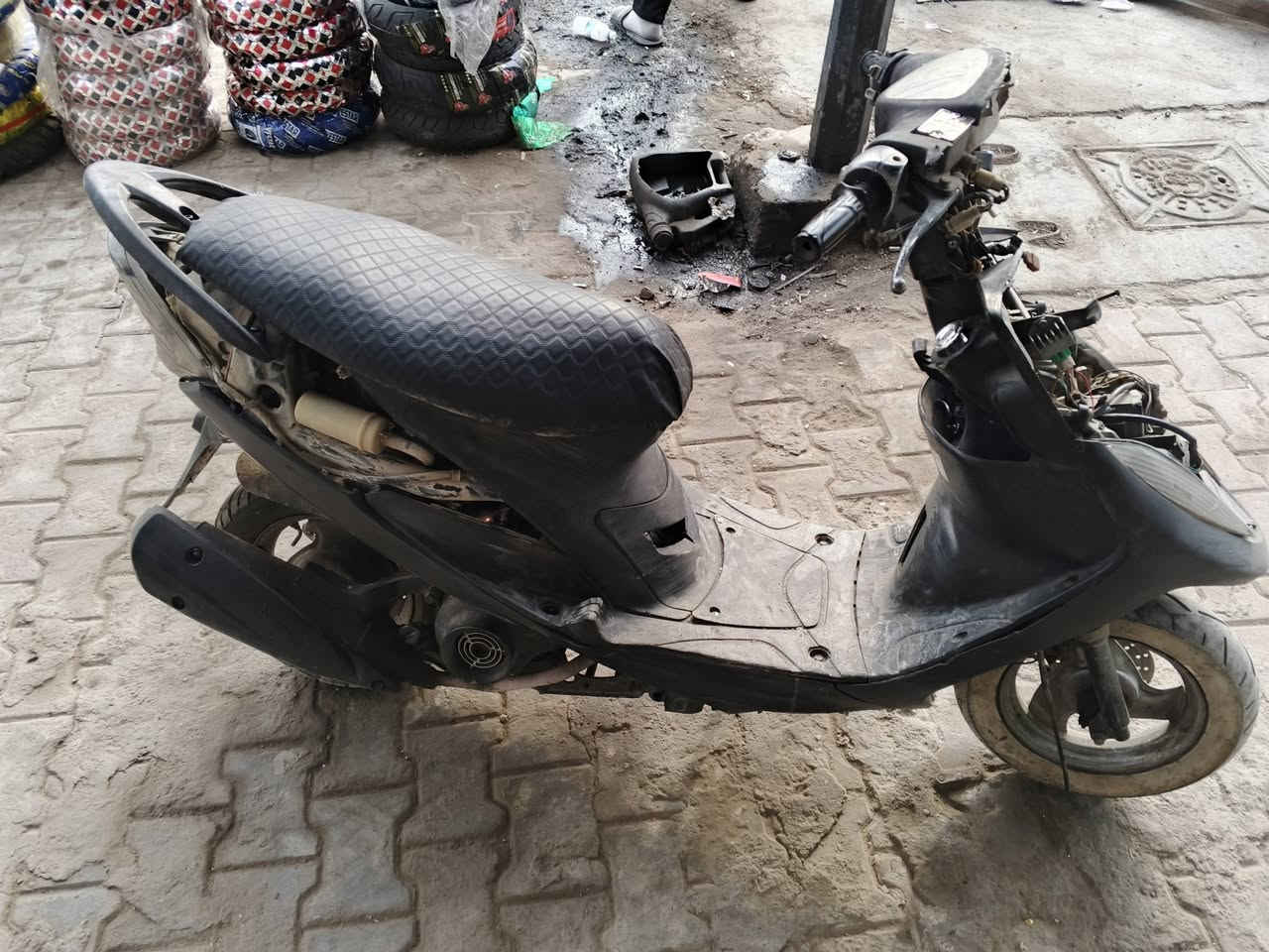 سلام عليكم 
دراجة ماكس 120 دراجة بلادية محرك مامفتوح خير من الله ناعمة لا نضوح لا تبخير نكرة سلف باي وقت نواقصهة بريك امامي كفرات فقط سعر 350 وبيهة مجال بغداد البياع ***********
