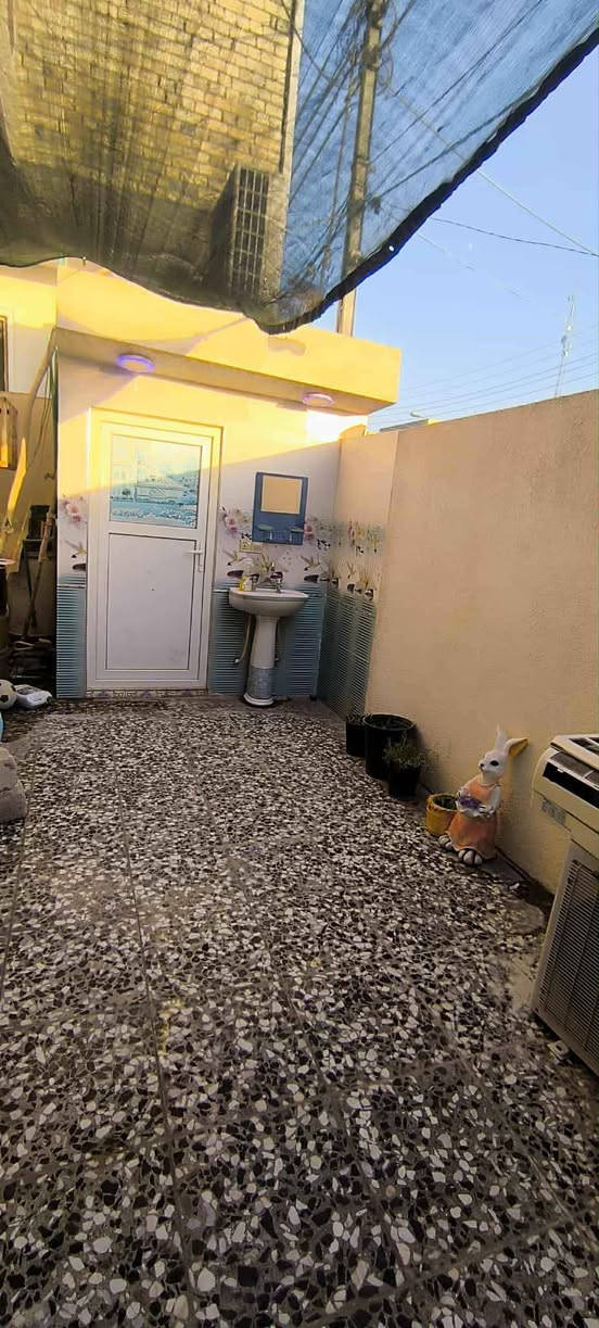 السلام عليكم 
يوجد بيت في حي السلام قرب بانزين خانه الغاضريه قريب ع الشارع العام المساحه 200متر طابق واحد بناء بلوك مكون من استقبال ومطبخ وصاله وغرفتين وصحيات داخليه وخارجيه وكراج سياره متوفره خدمات كامله بالمنطقه  كهرباء ومياه ومجاري وتبليط السعر 280 وبي مجال
للأستفسار يرجى الأتصال ع صاحب البيت *********** كربلاء, العراق
