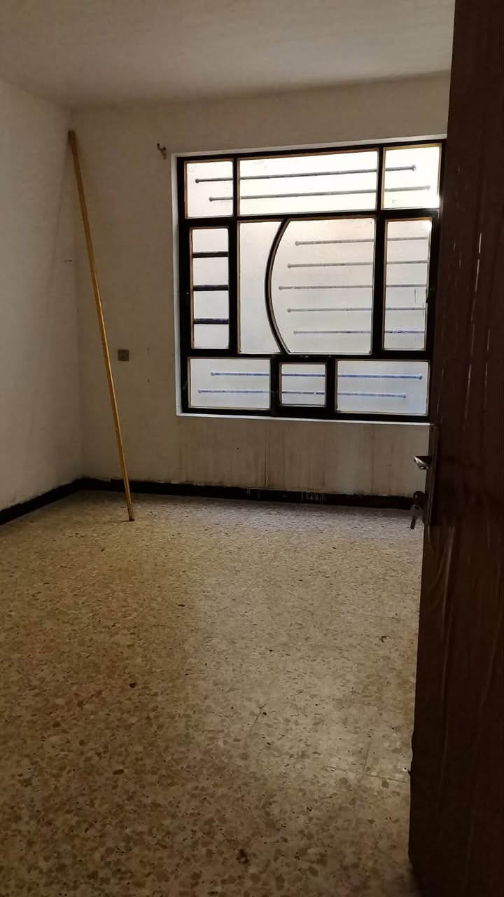 بيت للاجار الشعب التجار ١٨٠ متر المساحه مدخلين 

غرفتين نوم واستقبال ومطبخ وصاله وحمام وخدمات

طابق ثاني السعر ٥٠٠ الف قفل 

معروض بمكتب الكناني***********
