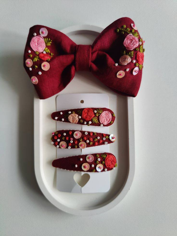 #خزامـى🪻
لتطريز اليدوي حسب طلب 
ميداليات مفاتيح+ ميداليات سيارات +ايات قرأنية +ملابس كبار +ملابس اطفال+حديثي الولادة +كوشات +فيونكات شعر +لوحات جميع الأحجام
#اعمال_يدوية اتواصل 
#انستا #r_b1420
#وات_ساب***********
