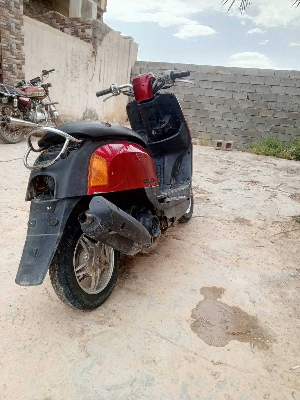 السلام عليكم بوليس كابريتر دراجة كامله ما بيها نقص سلف و هندر ويل نجمه صالنصه رياضي مكينه ناعمه السعر 350 و بيها مجال مكاني ديالى الخالص ‏‪***********‬‏

