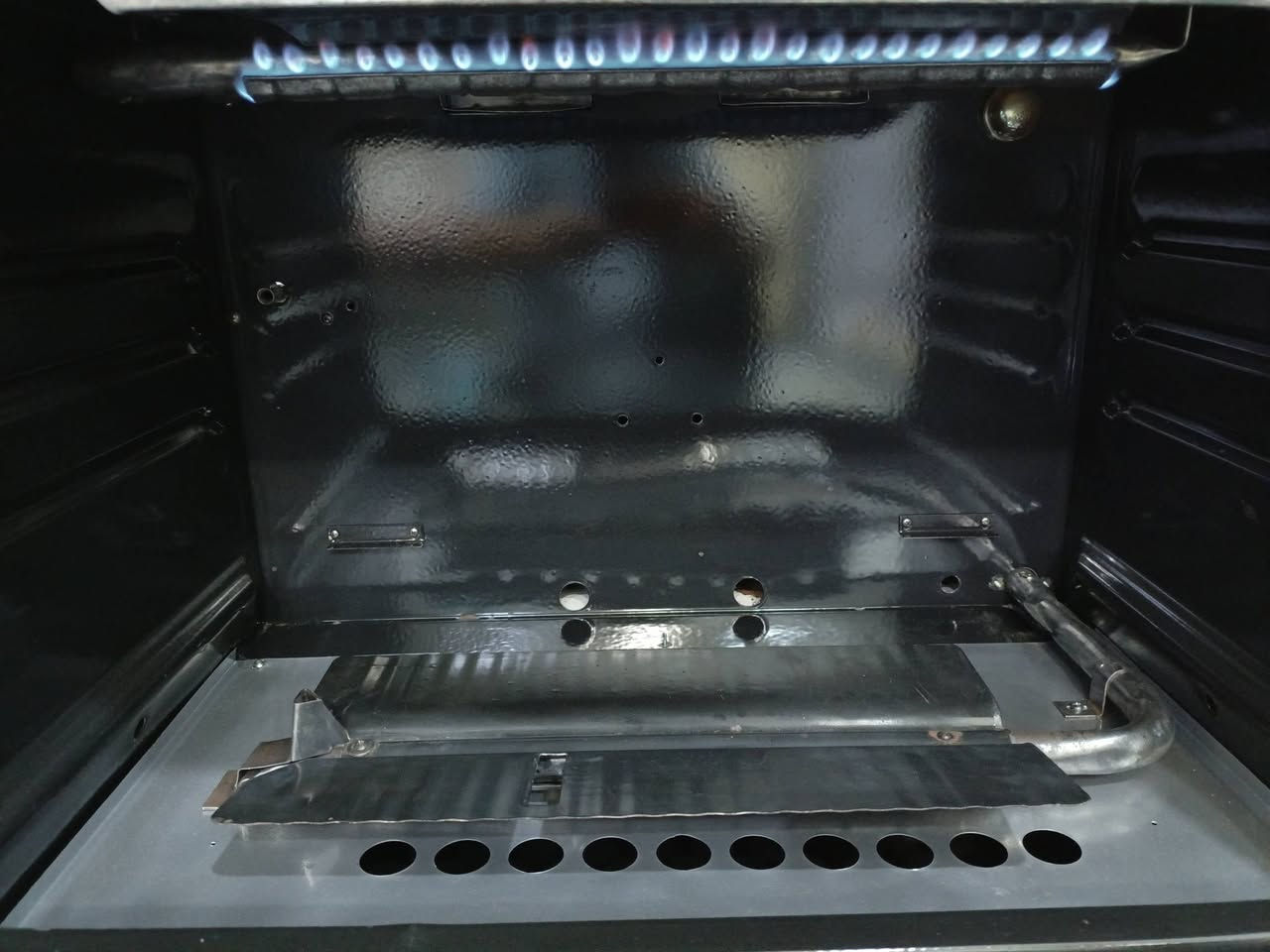 طباخ فريش مصري ستيل حجم كبير ٩٠×٦٠ اخو الجديد كله شغال والفرن شغال (الفرن يشتغل مزدوج او منفرد حسب الرغبه)
بغداد الشعله *********** بيه واتساب 
السعر النهائي ٢٠٠ الف قفل واكو توصيل باجره
