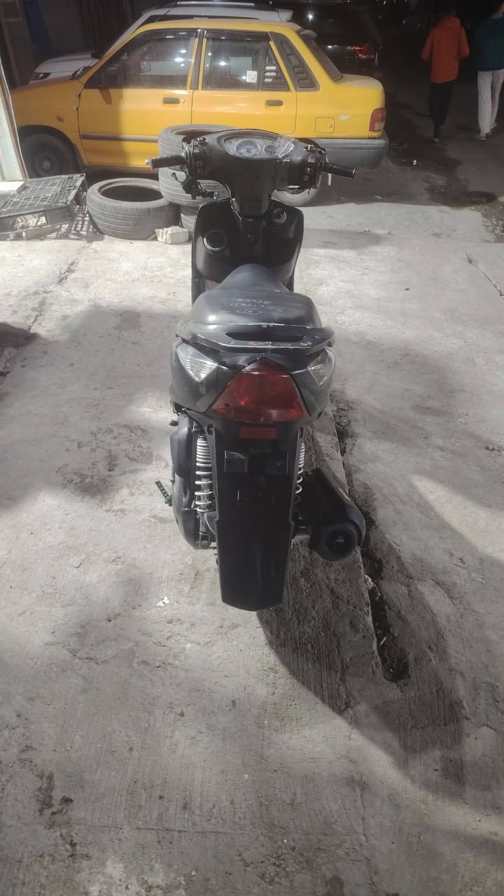 السلام عليكم دراجة ثعلب للبيع مجفته صارلها شهر جفتها يم خدمات ياماها بالشعب كهربائيات شغال فقط سلف واكف هندر واحد تشتغل نضافتها كدامكم اوراق مابيها تاخذها من باب بيتي واكفلها الك من سرقة وعشاير مكاني بغداد المنصور رقمي *********** سعرها ٤٠٠ وبيها مجال حك جيه
