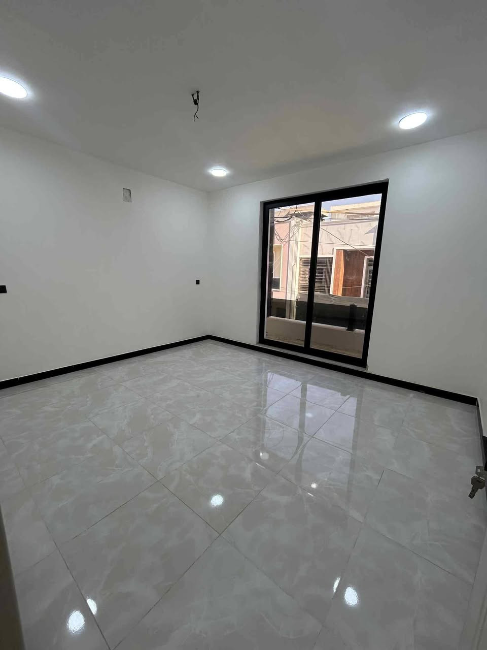 السلام عليكم 
🏠#الدارللبيع 75متر واجهيه 4،70متر نزال 16متر
 طابق ونص  بناء حديث وتصميم متكامل✨️
 يحتوي البيت. ع[2غرف نوم -استقبال -صحيات - ومطبخ] البيت شغل درجة اولى✨️
⬅️ مع الخدمات[ماي-كهرباء- تبليط ]✨️
⬅️نوع العقار  طابو زراعي سند 25 اقرار محكمه 
⬅️العنوان #بغداد_الدوره_البوعيثه   
     مجمع السلطان الاول 
⬅️لسعر جدأ مناسب 
🔴للاستفسار اكثر  خاص او الاتصال ع  الرقم 
☎️***********
☎️***********
