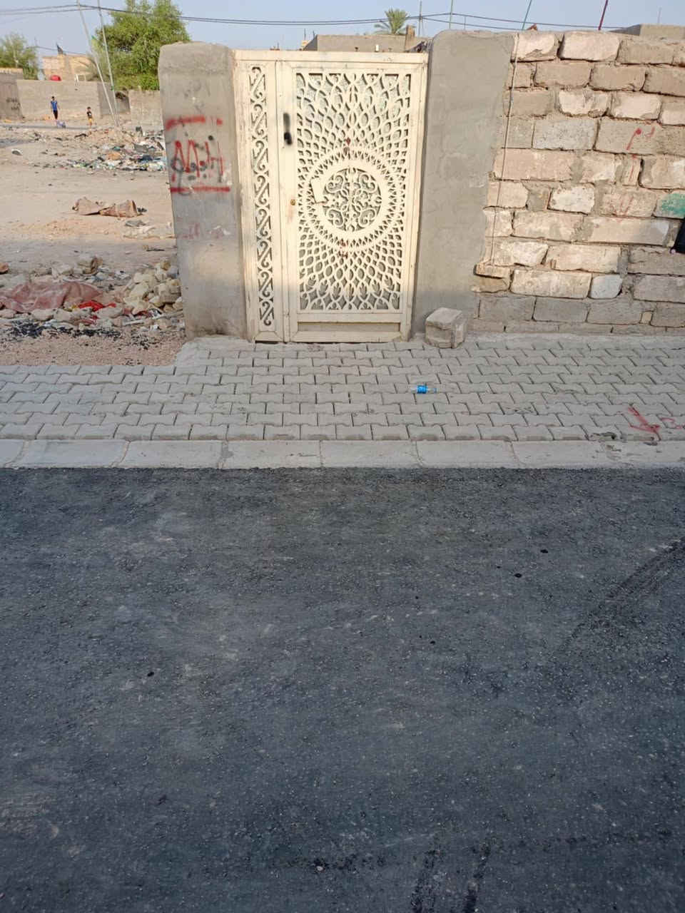 العرض (3)
(للبيع فقط)
بيت. دولان بشارع 30 من تدخل منا على 60 اكو معهد ركن بشارعة كبل  رابع بيت او 5بيت
مساحته 105متر . الممر مالتة متر البيت شوفت عينك يريد ترميم سعر البيت الي ياخذة لازم يرمم
الشارع مالتة مقرنص والتبليط جديد استوهم كملو 
للستفسار الاتصال علئ الرقم
***********☎
