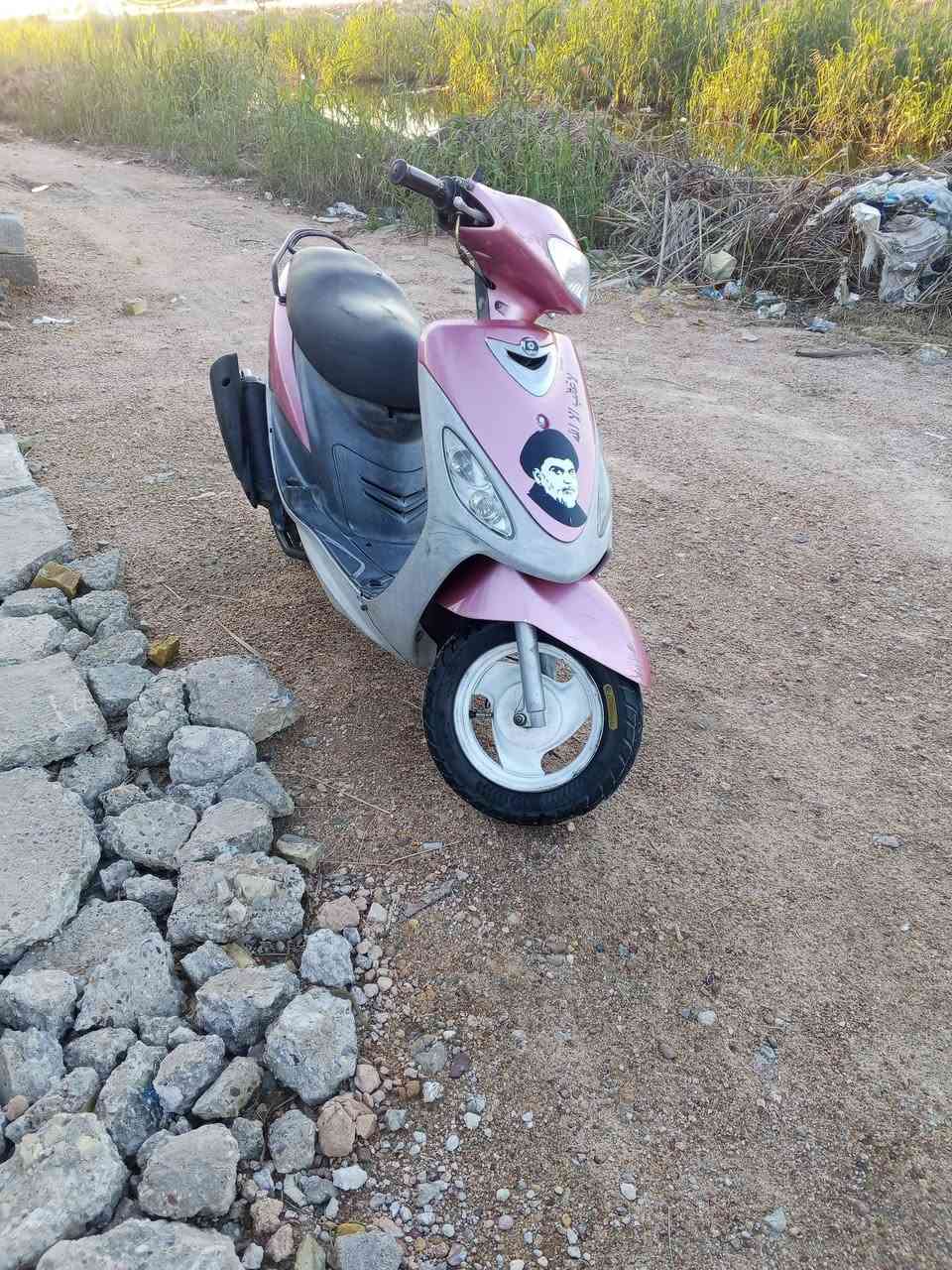 السلام عليكم دراجه ماكس منغولي دراجه حلوه ونضيفه مكينه مره وحده مفتوحه كفرات مبدلات تايون الاصلي كهربائيات شغاله باتري جديد كلجات رياضي صالنصه FM  السعر 500وبيه مجال  مكاني كربلاء طويريج للاتصال ***********
