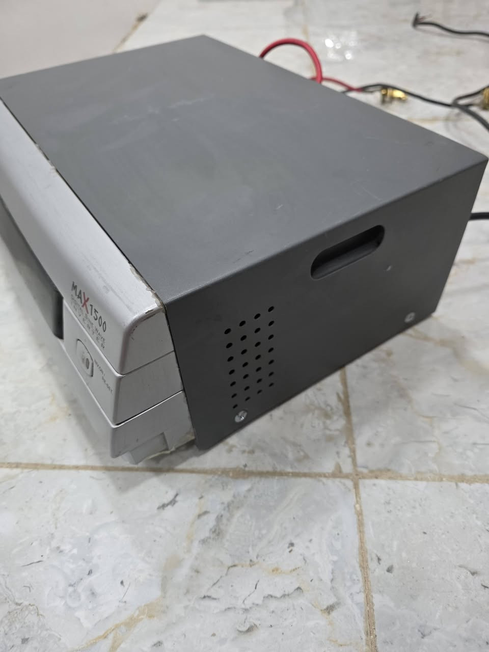 ​🔋 العاكسات العملاقة (نظام 24 فولت)​1. عاكس MAXIMA Digital 1500 (عدد 2)
القدرة: 1500 VA (يشتغل على بطاريتين 24V).
​المميزات: موجة جيبية نقية، شحن ذكي، أداء قوي جداً.
​💰 السعر: 110 ألف دينار فقط.

2
​🔋 العاكسات الاقتصادية (نظام 12 فولت)
​تشتغل على بطارية واحدة (12V)، مثالية للبيت (إنارة، شاشات، راوتر):
​2. عاكس Su-Kam Falcon
3. عاكس Power Tiger (Pure Sine Wave)
4. عاكس Subha Sapphire-825
​💰 سعر أي قطعة منها: 75 ألف دينار فقط.
​🚚 التفاصيل والإستلام:
​📍 الموقع: ميسان (العمارة).
📦 التوصيل: متوفر خدمة توصيل سريعة لجميع محافظات العراق بلا استثناء.
​الأجهزة مفحوصة وشغالة 100%، وبأسعار تنافسية جداً.
​للحجز والاستفسار: يرجى المراسلة على الخاص


**إذا كنت صاحب هذا الإعلان وتريد حذفه لأي سبب، رجاءا أرسل رسالة إلى الدعم الفني**