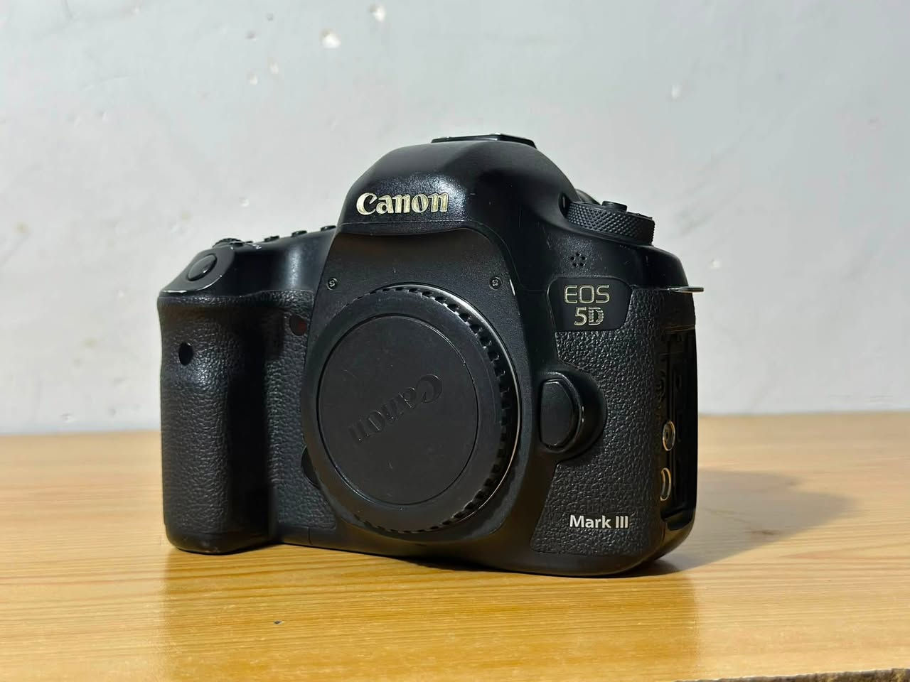 للبيع
كاميرا كانون ( 5d mark iii )
مارك 3 للبيع بدي فقط بدون عدسة نظافتها 80‎%‎ وياها حزام وشاحنة وبطارية وگرب.
 اني استخدمتها بتصوير الفيديو اكثر شيء 
إذا احد يحتاجها يتواصل وياي بسعر جيد 
***********
