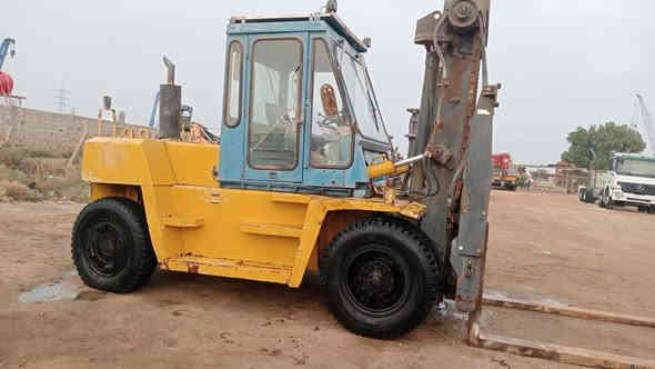 شوكيه كوماتسو رقم بصره ١٢طن للبيع كفاله عامه جاهزه للعمل العنوان البصره الزبير ***********
