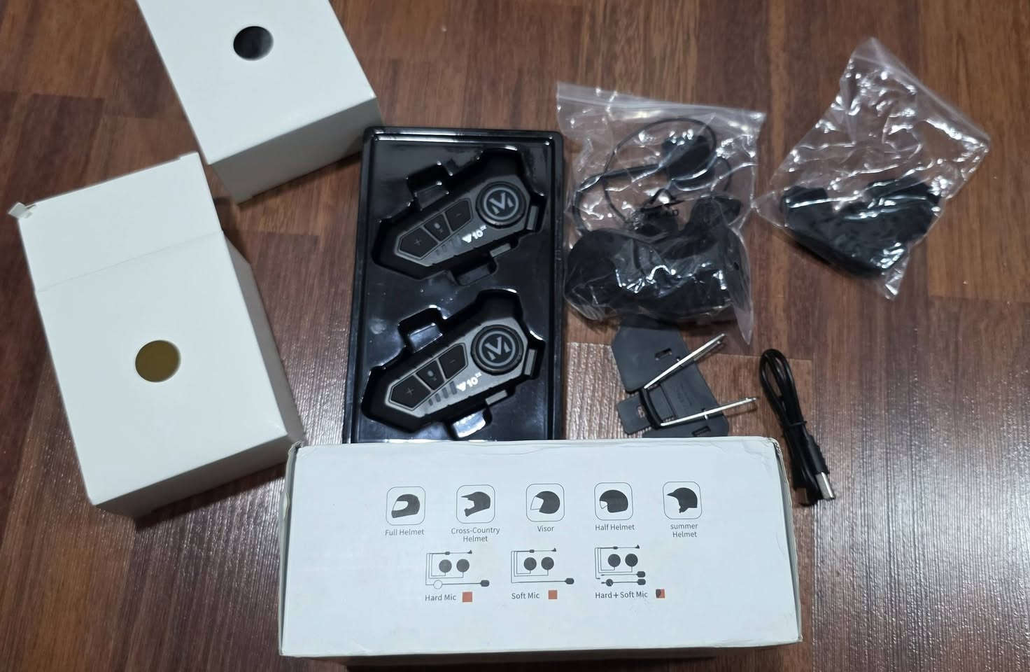 للبیع
## 🎧 سماعة الخوذة اللاسلكية 
(Y10 2X Helmet Wireless Earphone) 🚴‍♂️🏍️
إلى جميع أصحاب الدراجات الهوائية والنارية! لا داعي لإخراج هاتفك أثناء القيادة بعد الآن، قد بأمان واستمتع برحلتك. مع هذا الجهاز المتطور، اجعل اتصالاتك وموسيقاك داخل خوذتك مباشرة!
### 🔥 أهم المميزات:
 * **جودة صوت عالية (HD Voice & Mic):** صوت نقي جداً وواضح أثناء المكالمات والاستماع للموسيقى.
 * **نظام عزل الضوضاء (Noise Reduction):** يقلل من صوت الرياح وضوضاء الشارع لتصل مكالماتك بوضوح تام.
 * **أحدث إصدار بلوتوث (Wireless V5.3):** اتصال سريع ومستقر ومتوافق مع جميع الهواتف (iOS & Android).
 * **مقاومة للماء (IPX6 Waterproof):** استخدمها دون قلق أثناء المطر أو الأجواء الرطبة.
 * **بطارية قوية:** تدوم طويلاً لترافقك في رحلاتك الطويلة بشحنة واحدة فقط.
 لسعر و تفاصیل اکتب فی تعلیق او تفضل خاص
 توصیل متوفر
#العراق #اربيل #سليمانية #دهوك #كركوك #دراجات #موطورات #بايك #خوذة #سماعات #Sulibike #Iraq #Erbil #Sulaymaniyah #Bicycle #Motorcycle


**إذا كنت صاحب هذا الإعلان وتريد حذفه لأي سبب، رجاءا أرسل رسالة إلى الدعم الفني**